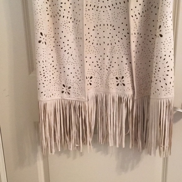 Cutout open Fringe Vest - Picture 4 of 7